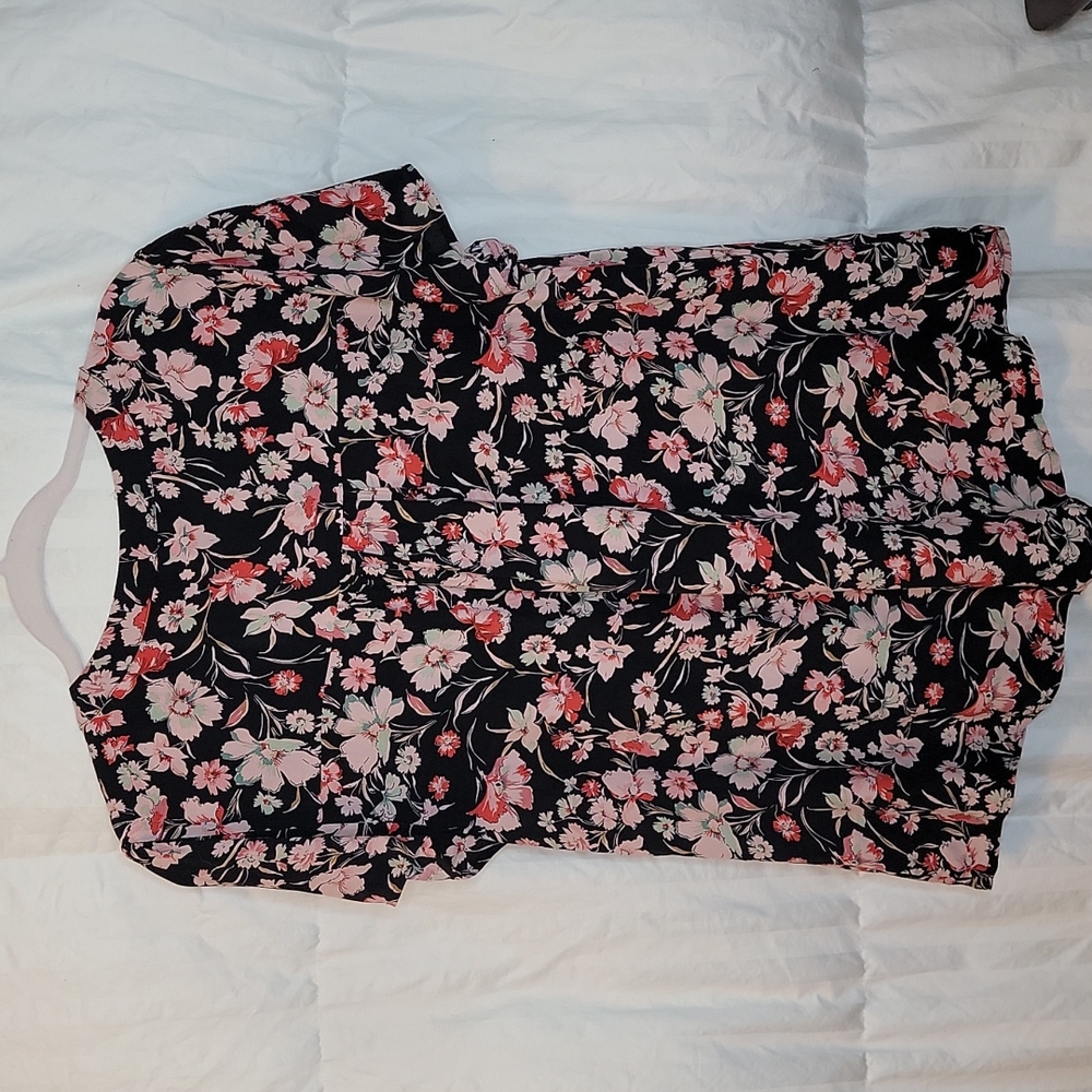 Sanctuary Floral Short Sleeve Button Up Top. Size Medium. Black background. - Picture 4 of 4